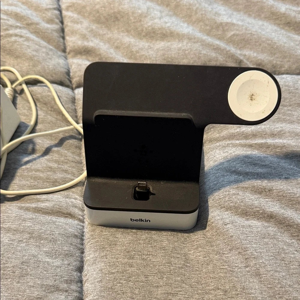 Belkin Dual Black and White Charging Station (lightning)